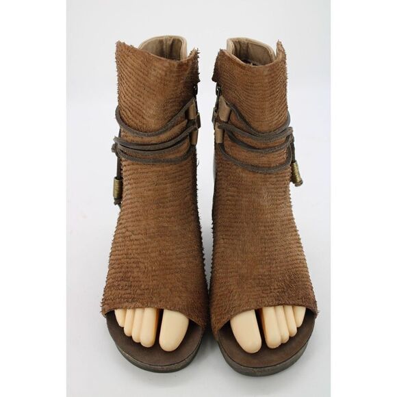 OTBT VAGABOND BOOTIE in the Color OTTER Size 6.5 EUC - Picture 4 of 10